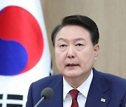 尹, 나이지리아 대통령 취임식에 정갑윤·이정현 특사 파견