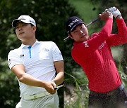 이정환·김민수, KPGA KB금융 리브챔피언십 2R 공동선두…'칩인 이글' 배용준 3위(종합)