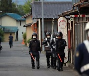 일본 시골마을서 경찰관 등 4명 피살... "범인, 총 쏘기 직전 웃고 있었다"