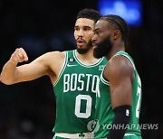 [NBA] ‘4명 20+점’ 완벽하게 살아난 보스턴, 마이애미에 3연패 뒤 2연승
