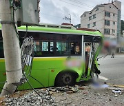 창원 시내버스 전신주 충돌…기사·승객 8명 경상