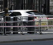 영국 총리실 출입구 들이받은 자동차.. 테러 아닌 난폭운전 혐의