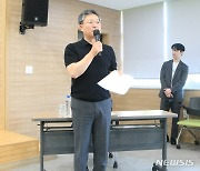 원주시민들에게 의정 활동과 성과를 보고하는 국힘 박정하 의원