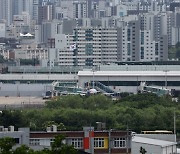 계류장에서 대기 중인 문 열림 사고 아시아나 항공기