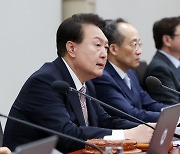 尹, 나이지리아 신임 대통령 취임식에 정갑윤·이정현 파견