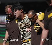 김하성, 파울 타구 맞고 교체…다행히 큰 부상 피해