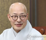 인터뷰하는 조계종 총무원장 진우스님