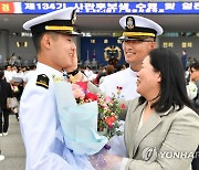 '우리는 해군 가족'…축하받는 엄현식 소위