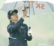 [Ms포토] 최예림 '우산 속 수건 좋아요'