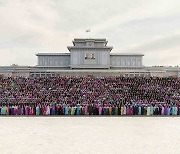 "자리 옮겨가며 기념사진을…" 북한의 최고지도자 찬양