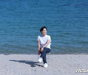 칸영화제 ‘거미집’ 인터뷰 촬영, 해변에 앉아 포즈 취하는 박정수