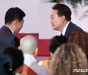 김진표 국회의장과 인사 나누는 尹대통령