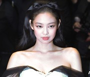 "블핑 제니의 칸 드레스 가격 '측정 불가'…소품만 4000만원"