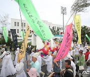 옛 전남도청 앞 지나는 상여 행진