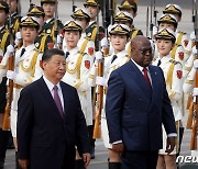 민주콩고 대통령과 의장대 사열하는 시진핑 주석