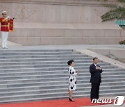 민주콩고 대통령 도착 기다리는 시진핑과 펑리위안