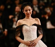‘칸 영화제 참석’ 제니가 선택한 명품 C사 드레스 “가격 측정 불가, 소품만 4000만원”