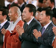 윤 대통령, 조계사 봉축법요식 참석 불교 지도자들과 덕담 나눠