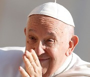 프란치스코 교황, 고열로 하루 일정 취소 후 복귀