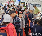 황금연휴 첫날 인제 황태축제장 나들이 인파 '북적’