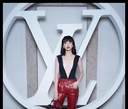 f(x) 빅토리아, 중국 활동 공개… 과감한 패션 '눈길'