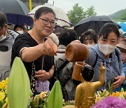 부처님 오신 날 법주사서 관욕 의식하는 불자들