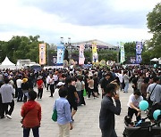 '제93회 춘향제' 3일차, 광한루 앞 특설무대 공연 관람객들