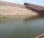 셀카 찍다 ‘퐁당’… 휴대폰 찾으려 저수지 물 뺀 인도 공무원