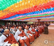 '부처님 뜻 따라'…전국 사찰 신도 '발길', 관광지도 '북적'