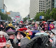 토요일 서울 도심 빗속 집회…평소보다 참가자 적어