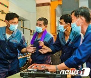 북한 노동자들…"서로 돕고 이끌며 혁신"