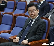 돈봉투·김남국 코인·강성팬덤 악재에 흔들리는 李 리더십