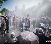 네덜란드서 급진 환경단체, 고속도로 점거…경찰, 1500명 체포