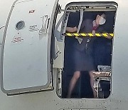 비상구 몸으로 막은 아시아나항공 승무원