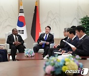 尹, 태평양도서국 5개국 정상과 연쇄 양자회담