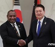 파푸아뉴기니 총리와 기념촬영하는 윤 대통령