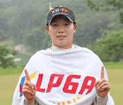 루키 방신실, 챔피언조 3번째 도전만에 첫 우승…KLPGA 최소경기 상금 2억원 획득