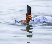 "빠트린 삼성폰 찾겠다" 사흘간 저수지 물 210만L 뺀 인도공무원