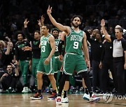 [NBA PO] ‘화이트 극적인 위닝샷’ 보스턴, 마이애미에 3연패 뒤 3연승