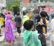 [Photo News]  Rain and more water hit Chuncheon Mime Festival