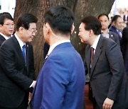 [포토] 윤 대통령·이재명 말없이 악수만… 대화는 언제