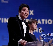 ‘칸의 남자’ 송강호 여우주연상 시상 “메르시 보꾸, 수상하신 모든 분께 경의를 바친다”[76th 칸영화제]