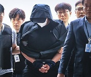 '공포의 비행' 항공기 비상 출입문 연 30대 구속영장 발부