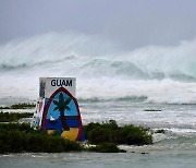 태풍 덮친 괌, 한인 3400명 발 묶여…외교부 "이르면 29일 귀국편 운항"