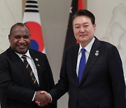 파푸아뉴기니 총리와 악수하는 윤 대통령