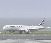 일본 오사카발 파리행 A350 긴급회항…기체 앞부분 훼손