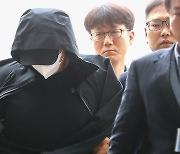 '공포의 착륙' 아시아나 여객기서 비상구 강제개방 30대 구속