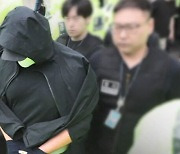 상공서 여객기 비상문 연 30대 구속…"아이들에게 죄송"