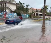 태풍 덮친 괌 공항 29일 운영 재개···발묶인 여행객 국적기 귀국