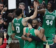 '화이트 위닝샷' 보스턴, NBA 동부 파이널 3연패 뒤 3연승
